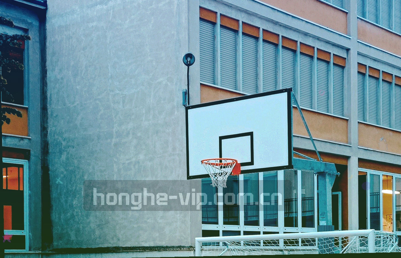 两份标注修订痕迹的服务规范校样并排摆放，页边留有手写批注与折角
